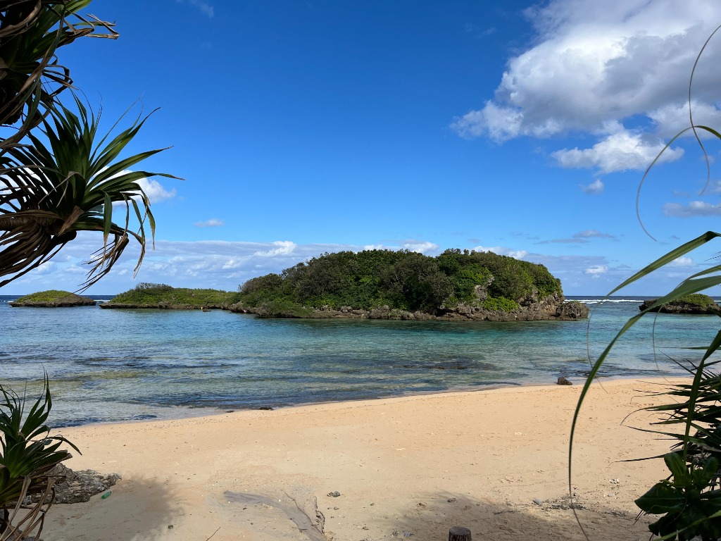 塩づくりのハウスと生産者